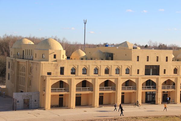 А это павильон Караван-Сарай, который не только внешне напоминает стоянки для путешественников у тюркских народов, но, по сути, им и является - внутри,  помимо музея, расположены кафе, магазины и гостиничные номера - Sputnik Таджикистан