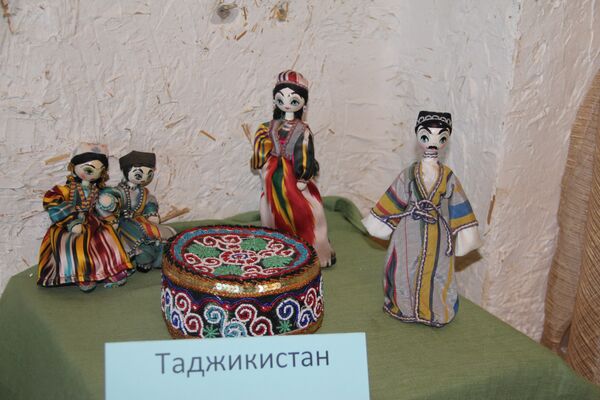 Традиционные таджикские куклы и головной убор на почётном месте в той части павильона, что рассказывает о декоративно-прикладной культуре народов Центральной Азии - Sputnik Таджикистан