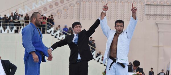 Комроншо Устопириён на соревнованиях по гуштингири - Sputnik Таджикистан