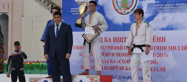 Дильшод Назаров на награждении победителей Кубка Душанбе по гуштингири Дильшод Назаров на награждении победителей Кубка Душанбе по гуштингири - Sputnik Таджикистан