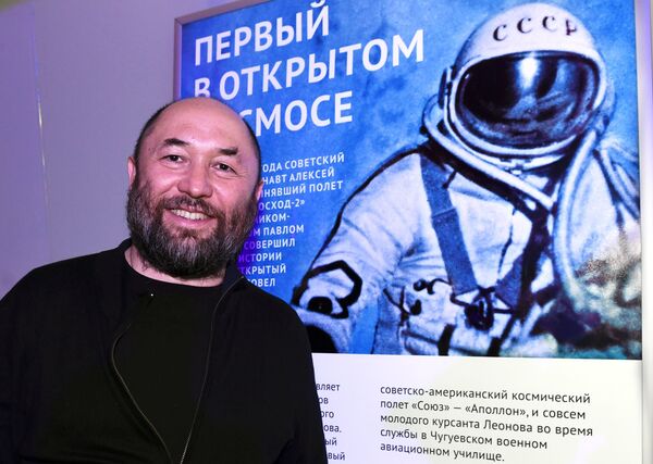 Продюсер Тимур Бекмамбетов на премьере фильма режиссера Дмитрия Киселёва Время первых Продюсер Тимур Бекмамбетов на премьере фильма режиссера Дмитрия Киселёва Время первых - Sputnik Таджикистан