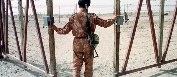 Узбекский пограничник, архивное фото - Sputnik Таджикистан