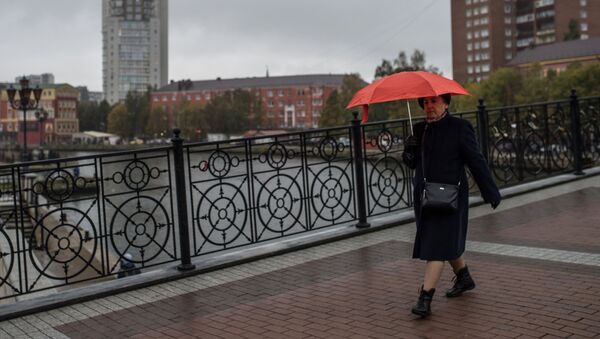 Женщина с зонтом, архивное фото - Sputnik Таджикистан