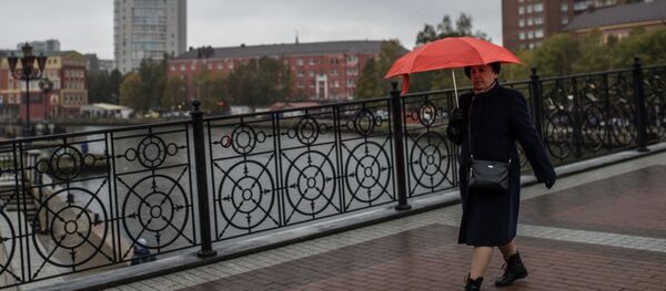 Женщина с зонтом, архивное фото - Sputnik Таджикистан