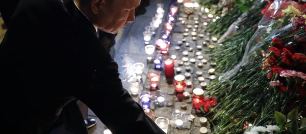 Президент РФ В. Путин возложил цветы у станции метро Технологический институт Президент РФ В. Путин возложил цветы у станции метро Технологический институт - Sputnik Таджикистан