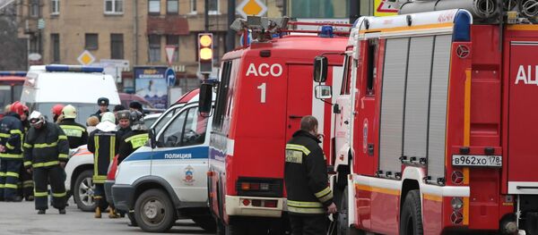 Сотрудники пожарной службы МЧС РФ у станции метро Технологический институт в Санкт-Петербурге Сотрудники пожарной службы МЧС РФ у станции метро Технологический институт в Санкт-Петербурге - Sputnik Таджикистан