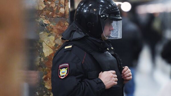 Сотрудник полиции на станции московского метро, архивное фото - Sputnik Таджикистан