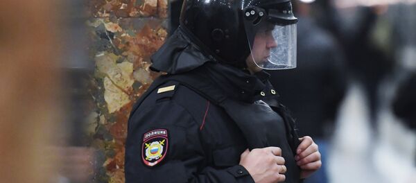 Сотрудник полиции на станции московского метро, архивное фото Сотрудник полиции на станции московского метро, архивное фото - Sputnik Таджикистан