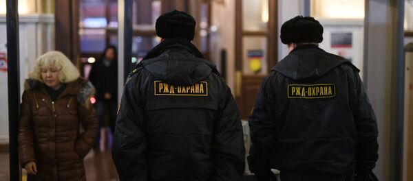 Сотрудники службы безопасности у рамки металлодетектора в здании Ленинградского вокзала в Москве Сотрудники службы безопасности у рамки металлодетектора в здании Ленинградского вокзала в Москве - Sputnik Таджикистан