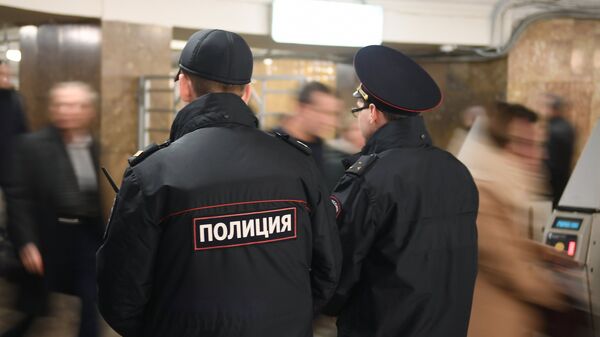 Сотрудники полиции в вестибюле станции метро в Москве - Sputnik Таджикистан