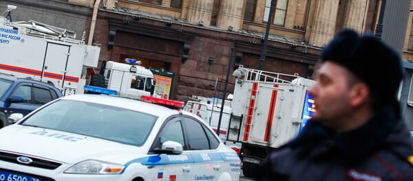 Сотрудники правоохранительных органов у станции метро Технологический институт в Санкт-Петербурге - Sputnik Тоҷикистон