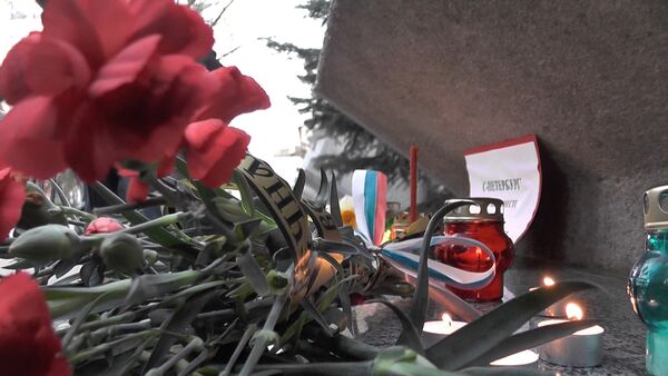 Цветы в память о жертвах теракта в Петербурге - Sputnik Таджикистан