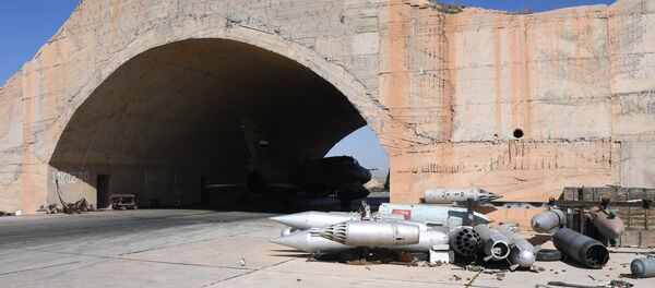 Последствия ракетного удара США по авиабазе в Сирии - Sputnik Таджикистан