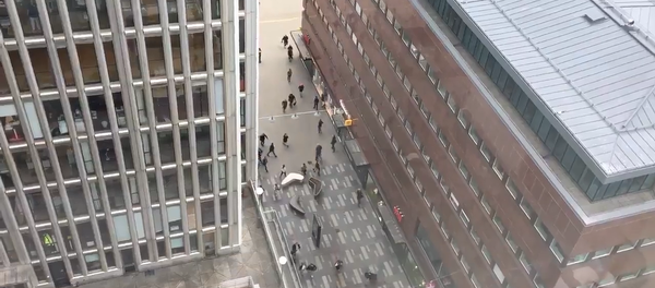 Люди убегали от места наезда грузовика на толпу пешеходов в Стокгольме Люди убегали от места наезда грузовика на толпу пешеходов в Стокгольме - Sputnik Таджикистан