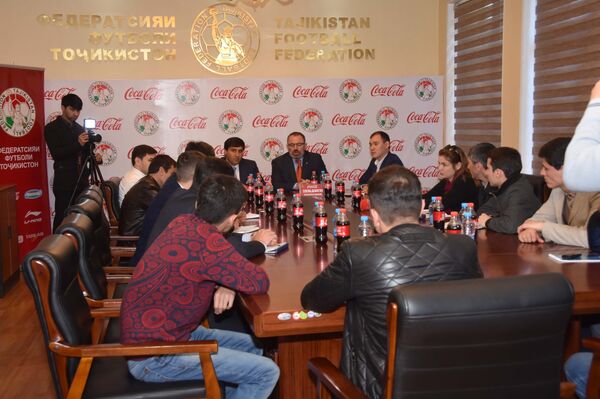 Федерация футбола Таджикистана и Coca-Cola подписали трехлетнее спонсорское соглашение - Sputnik Таджикистан