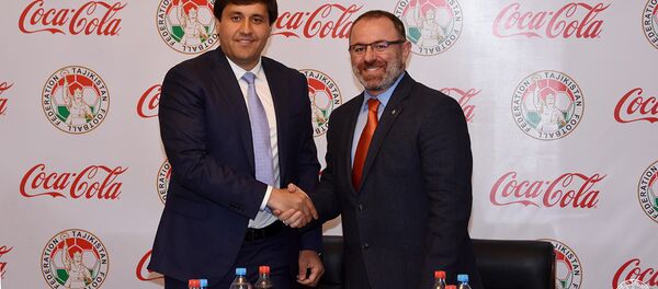 Федерация футбола Таджикистана и Coca-Cola подписали трехлетнее спонсорское соглашение Федерация футбола Таджикистана и Coca-Cola подписали трехлетнее спонсорское соглашение - Sputnik Таджикистан