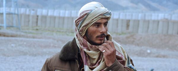 Бывший член движения Талибан с фугасом в руках. Архивное фото - Sputnik Тоҷикистон