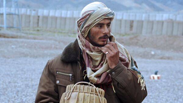 Бывший член движения Талибан с фугасом в руках. Архивное фото - Sputnik Таджикистан