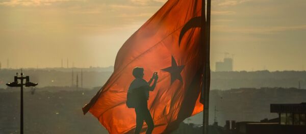 Флаг Турции в Стамбуле, архивное фото Флаг Турции в Стамбуле, архивное фото - Sputnik Таджикистан