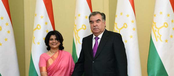 Президент Таджикистана Эмомоли Размон принял постоянного координатора ООН, нового руководителя Программы развития ООН (ПРООН) Пратибха Мехта - Sputnik Таджикистан