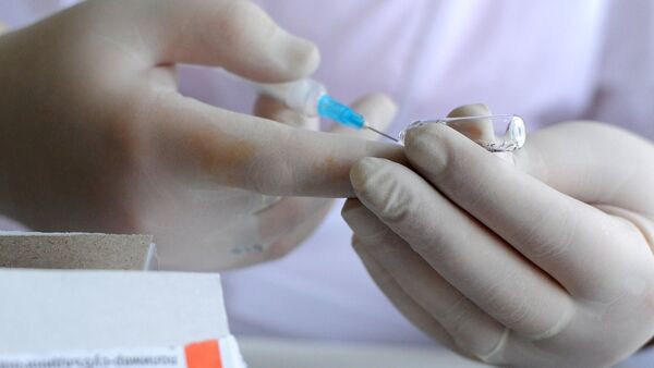 Медицинский работник во время вакцинации - Sputnik Таджикистан
