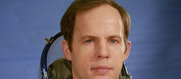 Подполковник А.Соловьев, командир дублирующего международного советско-сирийского экипажа космического корабля Союз ТМ-3 - Sputnik Таджикистан