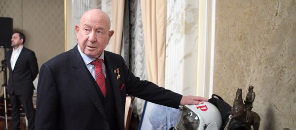 Президент РФ В. Путин накануне Дня космонавтики посмотрел фильм Время первых - Sputnik Таджикистан