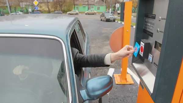 Автомобиль проезжает через систему автоматизированного контроля на новой перехватывающей парковке, архивное фото - Sputnik Тоҷикистон