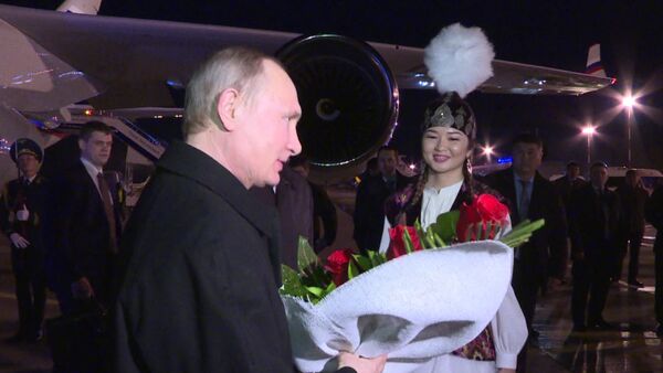 Путина в Кыргызстане встретила девушка с цветами - Sputnik Таджикистан