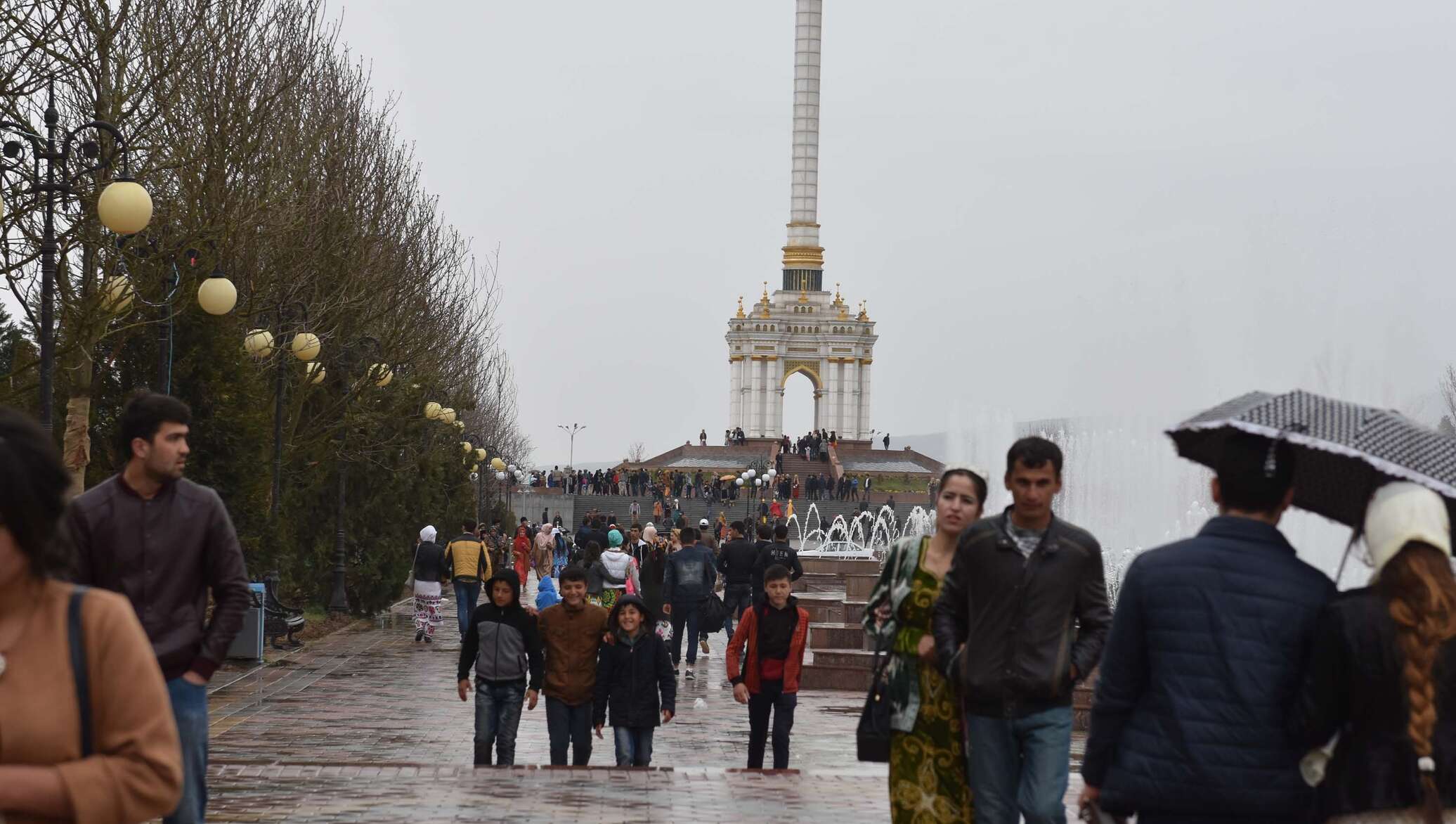 Завтра на таджикском. Пагода Таджикистана Душанбе. Пагода Душанбе Таджикистан на 10. Туристы в Таджикистане. Пагода Таджикистана город.