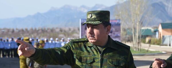 Министр обороны РТ Шерали Мирзо на полигоне Фахрабад Министр обороны РТ Шерали Мирзо на полигоне Фахрабад - Sputnik Тоҷикистон