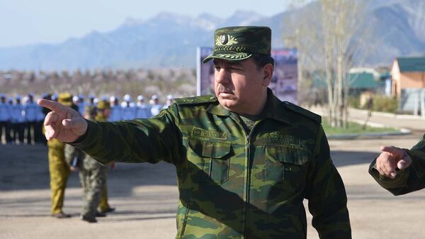 Министр обороны РТ Шерали Мирзо на полигоне Фахрабад - Sputnik Таджикистан