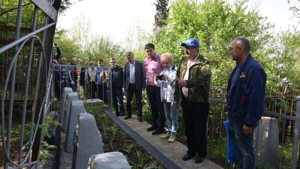 Акция памяти по случаю 72-й годовщины Победы в Великой Отечественной войне на православном кладбище в Душанбе - Sputnik Таджикистан