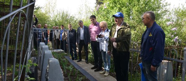 Акция памяти по случаю 72-й годовщины Победы в Великой Отечественной войне на православном кладбище в Душанбе - Sputnik Таджикистан