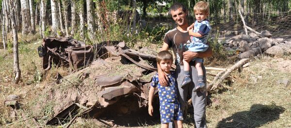 Таджикистанец с детьми от русской женщины, Горный Каратегин - Sputnik Таджикистан