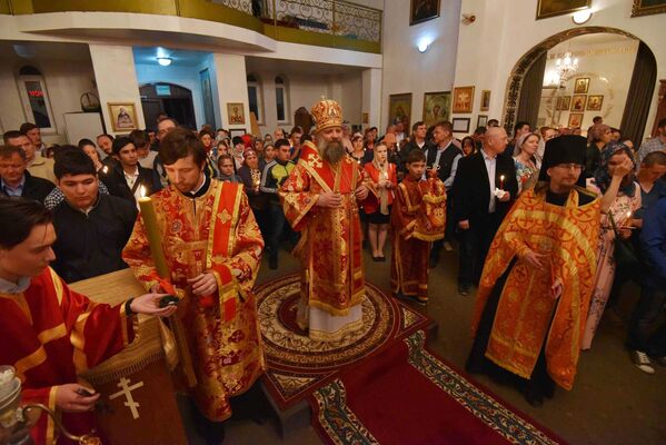 Пасхальная служба в Свято-Никольский Соборе в Душанбе - Sputnik Таджикистан