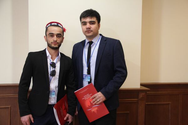 Бахтовар ва Аскар донишҷӯёни тоҷик дар форуми Созмони Ҳамкориҳои Шанхай - Sputnik Тоҷикистон