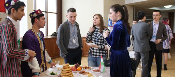 Оши палови донишҷӯёни тоҷик дар форуми Созмони Ҳамкориҳои Шанхай дар Маскав Оши палови донишҷӯёни тоҷик дар форуми Созмони Ҳамкориҳои Шанхай дар Маскав - Sputnik Тоҷикистон