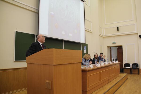 Аскар Акаев аввалин президенти Қирғизистон зимни суханронӣ дар форуми кишварҳои аъзои СҲШ - Sputnik Тоҷикистон