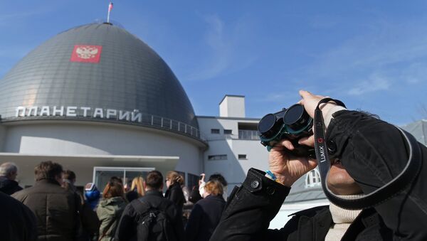 Горожане наблюдают солнечное затмение у московского планетария, архивное фото - Sputnik Таджикистан