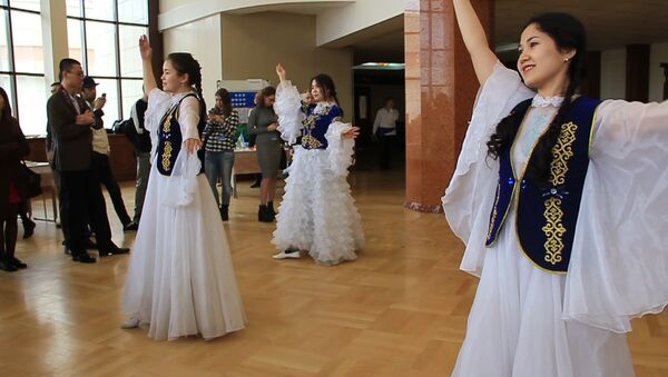 Таджикские студенты представили Таджикистан  на недели ШОС В МГУ - Sputnik Таджикистан