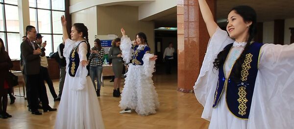 Донишҷӯёни тоҷик Тоҷикистонро дар Маскав муаррифӣ карданд - Sputnik Тоҷикистон