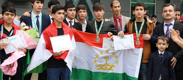 Таджикские школьники на международной олимпиаде INFOMATRIXASIA-2017 Таджикские школьники на международной олимпиаде INFOMATRIXASIA-2017 - Sputnik Таджикистан