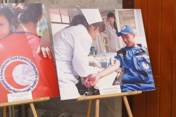 Фотовыставка Красный Крест и Красный Полумесяц, на фото пропаганда безвозмездного донорства в Республике Узбекистан - Sputnik Таджикистан