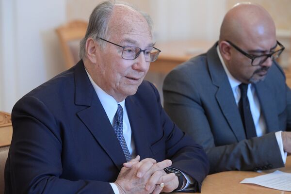 Встреча главы МИД РФ Сергея Лаврова с принцем Каримом Ага-Ханом IV Встреча главы МИД РФ Сергея Лаврова с принцем Каримом Ага-Ханом IV - Sputnik Таджикистан