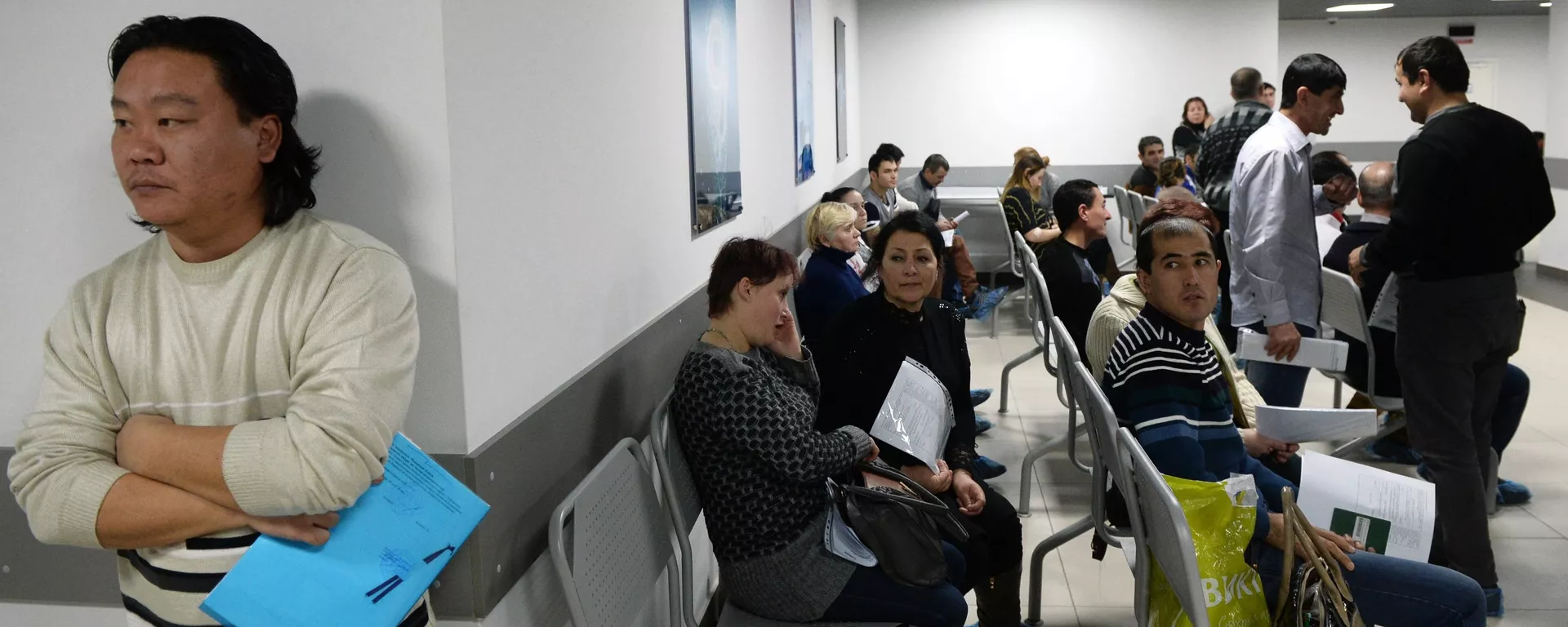 Выдача первых патентов в Едином миграционном центре Московской области, архивное фото - Sputnik Тоҷикистон, 1920, 22.10.2021