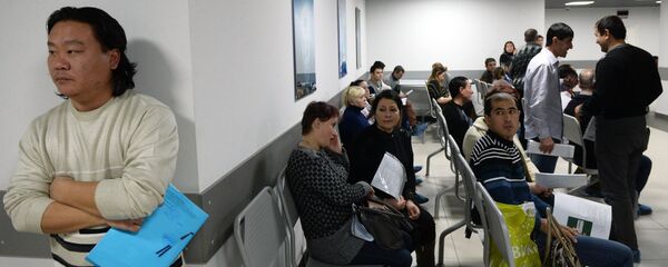 Выдача первых патентов в Едином миграционном центре Московской области, архивное фото - Sputnik Тоҷикистон
