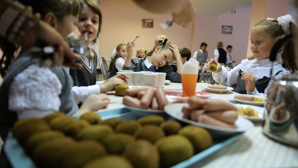 Первоклассники в столовой на обеде в одной из московских школ, архивное фото - Sputnik Таджикистан
