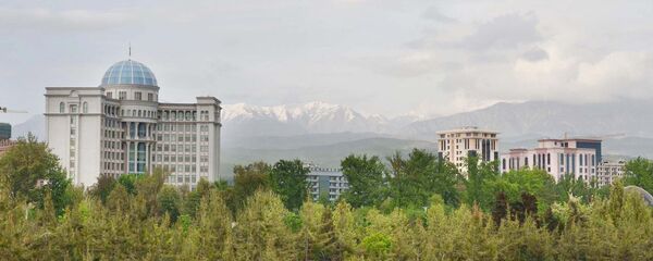 Обзор на город Душанбе. Здание на фоне гор - Sputnik Таджикистан