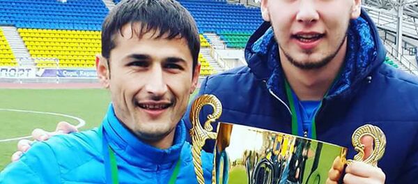 Футболист Хабиб Пиров с кубком - Sputnik Таджикистан